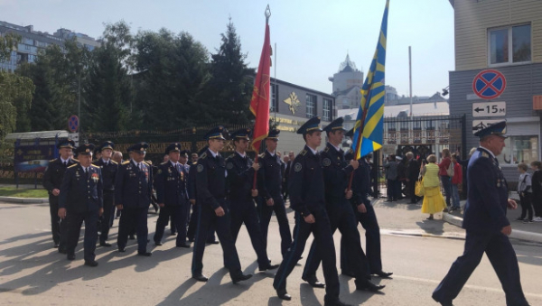 Авиашоу, десант парашютистов. В Барнауле выпускники летного училища отметили свой праздник