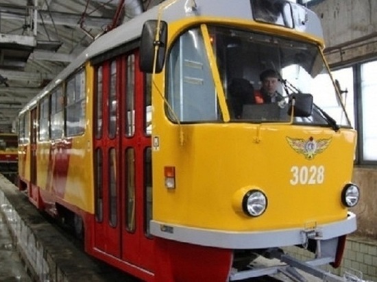 «Московский» трамвай врезался в бийский автомобиль