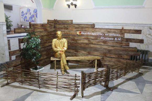 На ж/д вокзале Барнаула появилась арт-зона со скульптурой Шукшина