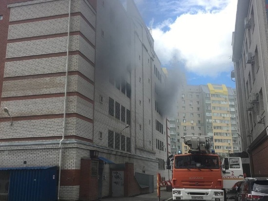 Почти тридцать пожарных тушили гаражный бокс в Барнауле