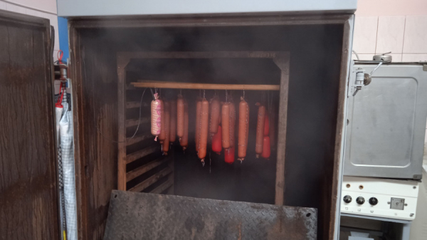 Погладьте фарш. Алтайский технолог рассказал, почему не покупает мясо в магазинах и как готовят самую известную колбасу