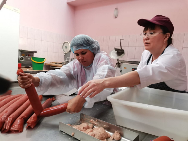 Погладьте фарш. Алтайский технолог рассказал, почему не покупает мясо в магазинах и как готовят самую известную колбасу