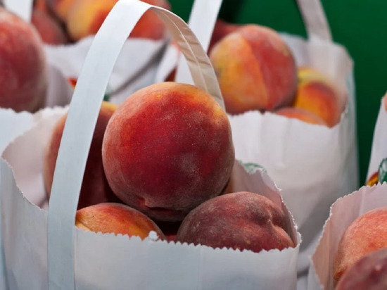 В Алтайский край провезли 16 тонн опасных персиков из Киргизии