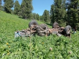 В горах Алтая нашли тело мужчины и искорёженный грузовик