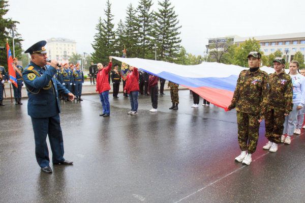 В Барнауле прошло торжественное построение в честь Дня государственного флага. Фоторепортаж altapress.ru