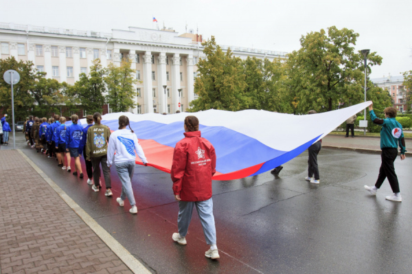 В Барнауле прошло торжественное построение в честь Дня государственного флага. Фоторепортаж altapress.ru