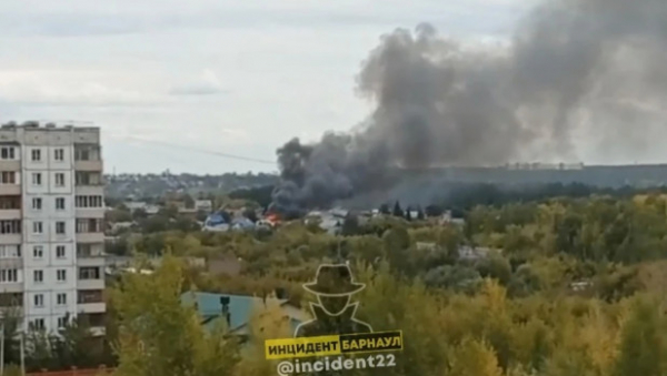 Частный дом вспыхнул в Барнауле. Но пожар уже устранили