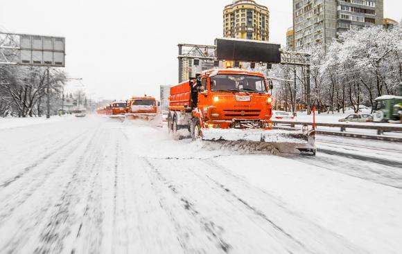 Дорожные службы Барнаула посыпали дороги после первого снега