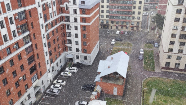 Снег хлопьями повалил в Барнауле. Жители краевой столицы любуются вместе с altapress.ru