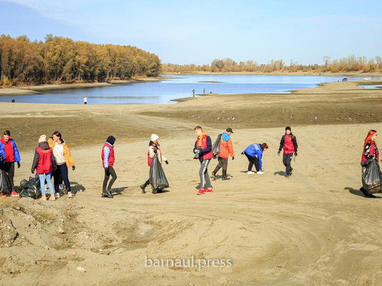Алтайские студенты убрали мусор на берегу Оби