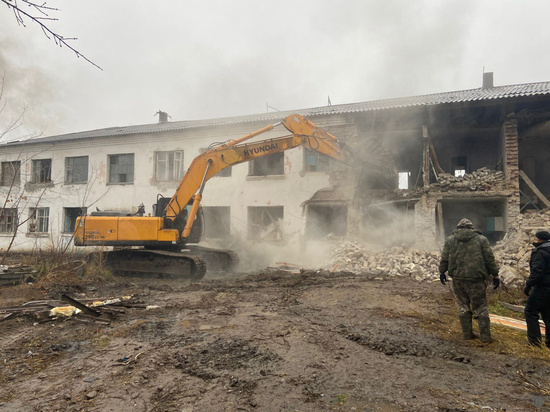 Аварийный дом сносят в Индустриальном районе Барнаула