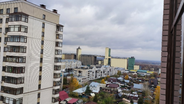 Долой серую скуку! Барнаульский элеватор покрасили: как он преображается — фото очевидцев