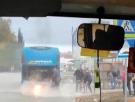 На Титова загорелся автобус 35-го маршрута