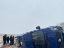 Пассажирский автобус слетел трассы и лёг на бок в Алтайском крае