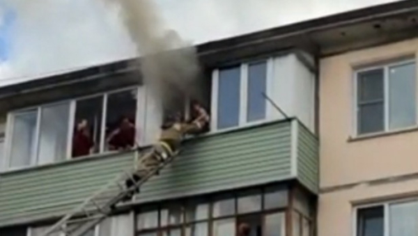 Пожарные вызволили ребенка из горящей квартиры в Рубцовске