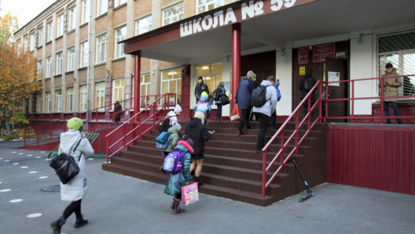 Пришла ли пропаганда в барнаульские школы. Фоторепортаж altapress.ru c «Разговоров о важном» и поднятия флага