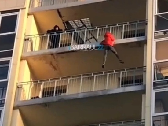 В Барнауле подросток перепрыгнул на другой балкон на высоте 12-го этажа