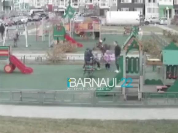 В Барнауле странный парень искал девочку Иру и обнимал детей