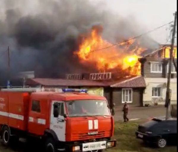 В Сростках полностью сгорело придорожное кафе «Калина Красная»