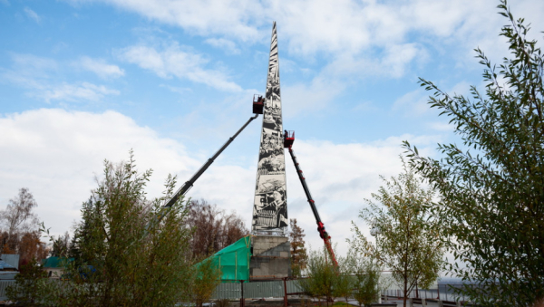 Высокая, почти до неба. Как в Барнауле устанавливают стелу «Город трудовой доблести» — фоторепортаж altapress.ru