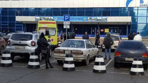 Из барнаульского аэропорта экстренно эвакуировали людей