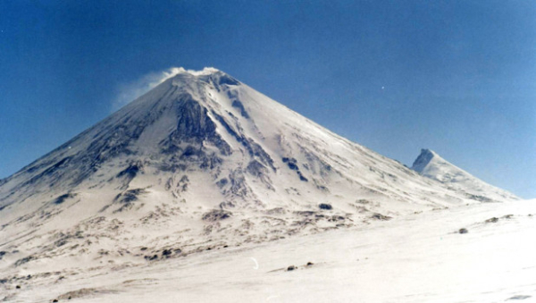 Извержение вулкана началось на Камчатке — он выбрасывает «бомбы»