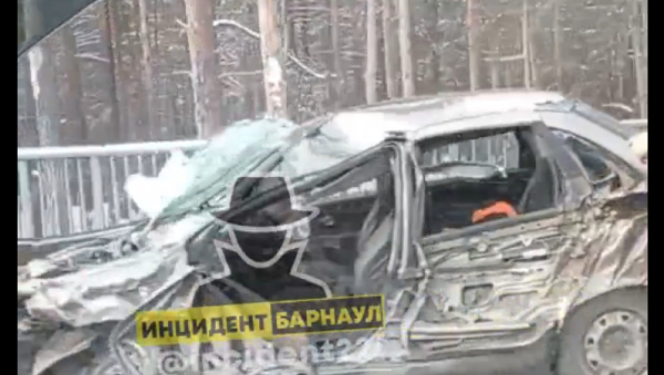 На шоссе Ленточный бор в Барнауле легковушка жестко столкнулась с бензовозом, есть погибший (обновлено)