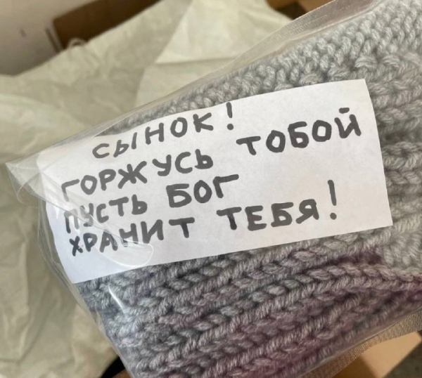 Носки и варежки для военнослужащих сотнями вяжут жители Алтая