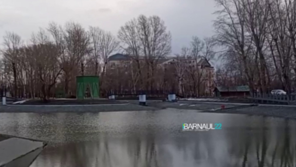 Пруд в «Изумрудном» парке начали заливать водой