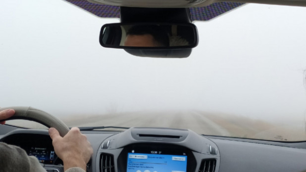 Трассу в Алтайском крае накрыло густым белым туманом. Ничего не видно, жалуются водители