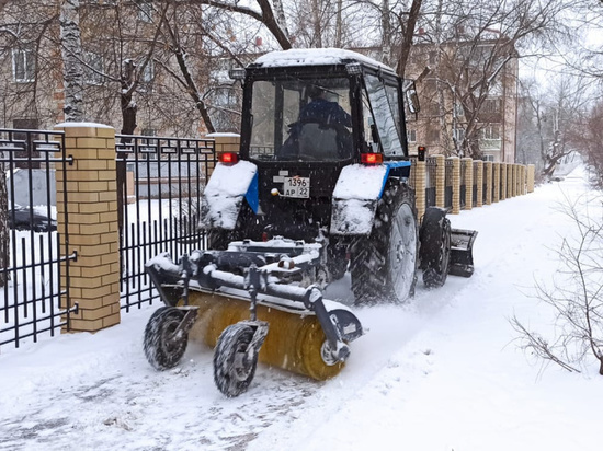 В Барнауле 60 машин очищают улицы от снега