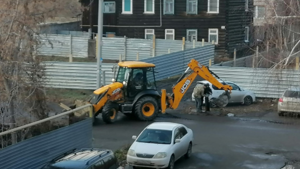 В Барнауле очистили ковш, да не тот. Рабочие помыли экскаватор из общественной колонки