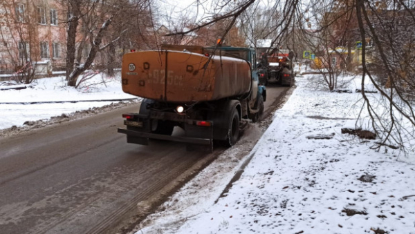 Всю ночь расчищали тротуары и дороги от снега специалисты в Барнауле