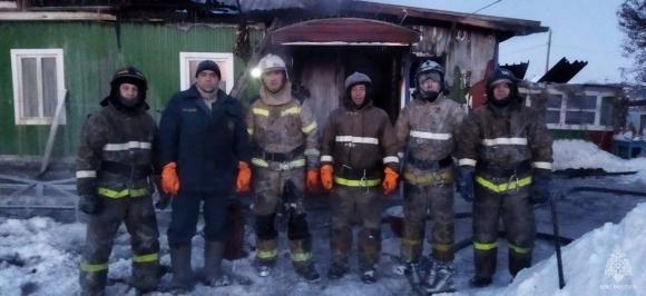Алтайские пожарные спасли семью с ребенком через оконный проём