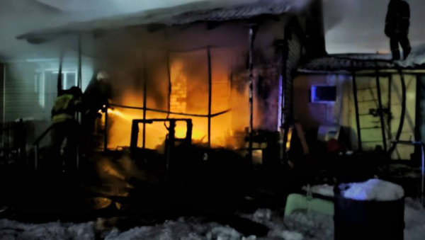 Барнаульцы остались без дома из-за утреннего пожара