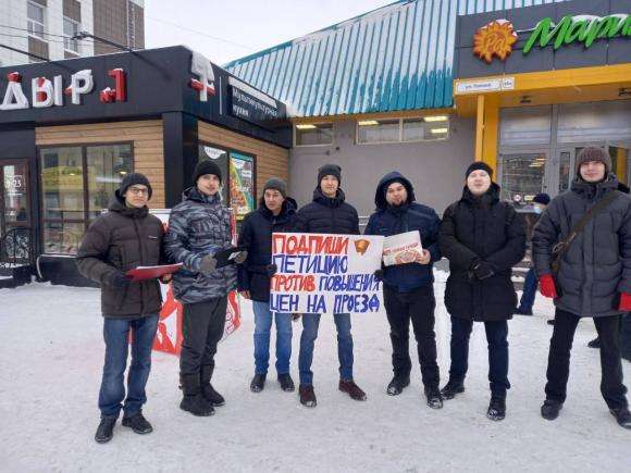 Общественники собирали подписи против повышения цен на проезд в Барнауле