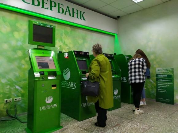 Сбербанк отключил переводы средств в другие банки через банкоматы