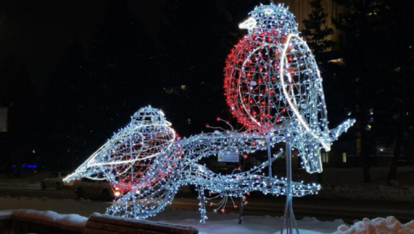 Снегири, ангелы и олени. В Барнауле Железнодорожный район украсили к Новому году