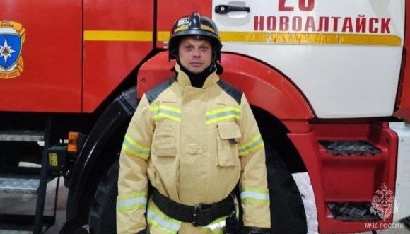 Спасатель из Алтайского края спас человека, случайно оказавшись на месте пожара