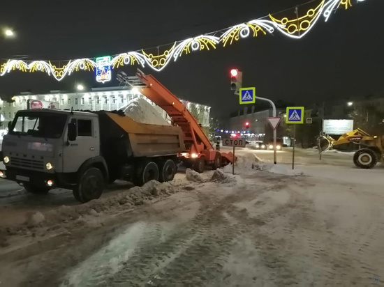 В Барнауле снегоуборочная техника работает в усиленном режиме