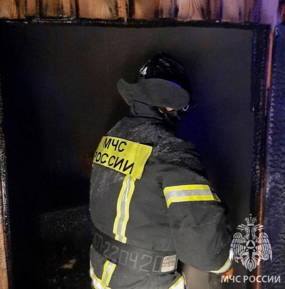 В Камне-на-Оби пожарные спасли мать с двумя детьми