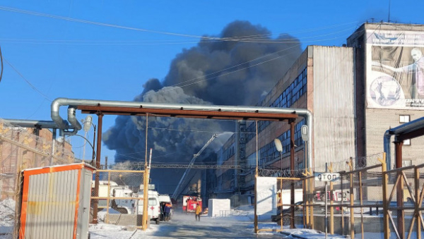В Барнауле после крупного пожара на шинном заводе работников отправили на простой