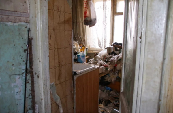 Житель Барнаула устроил зловонную свалку в квартире покойной матери