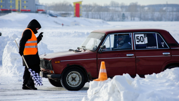 Брызги снега из-под колес. Как ВАЗы и «японцы» мчались по льду на гонках в Барнауле — фоторепортаж altapress.ru