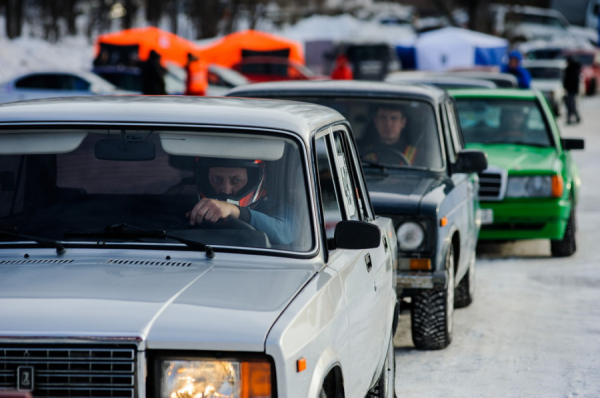 Брызги снега из-под колес. Как ВАЗы и «японцы» мчались по льду на гонках в Барнауле — фоторепортаж altapress.ru