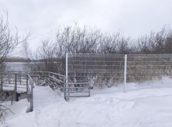 На Лебедином озере установили высокий забор