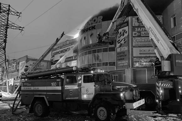 СМИ: Спасатель, который серьезно пострадали при пожаре в ТЦ «Успех», скончался 15 января