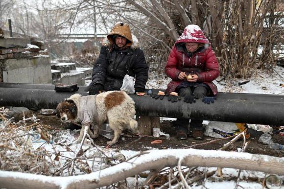 В Барнауле и Бийске начали работать пункты обогрева для бездомных