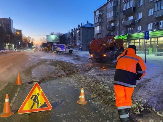 В Барнауле прорвало водопровод в 30-градусный мороз