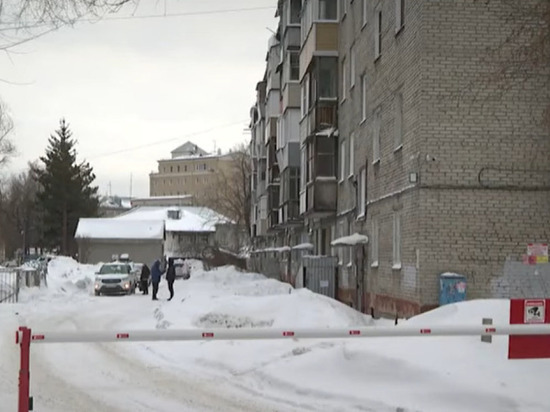 В Барнауле жители многоэтажки жалуются на невыносимую вонь из подвала